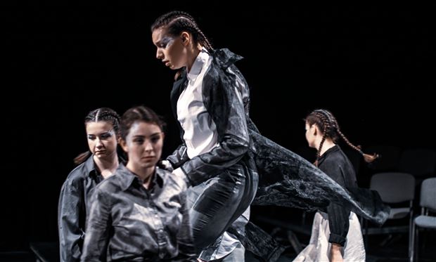 Som doma a čakám, že príde dážď