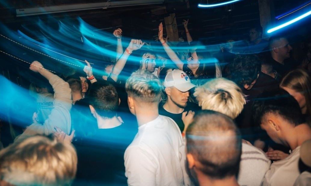 MAXIMUM PARTY – DJ VIRUS