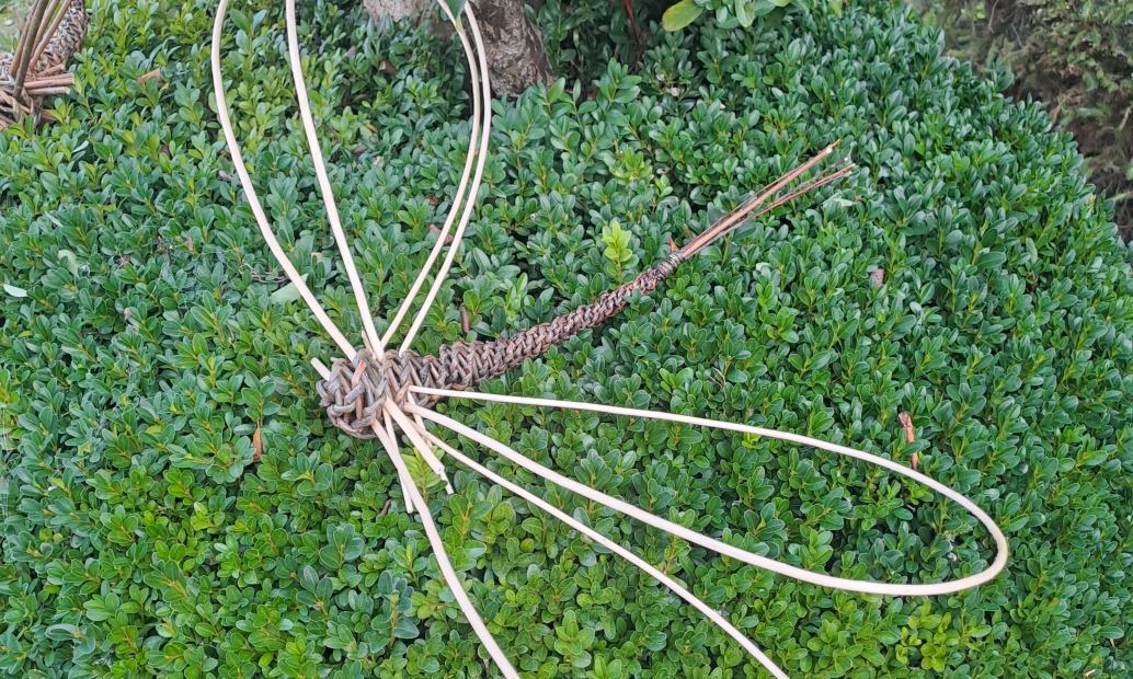 5. kurz Hranie s prútím - vážka a minikošík s lektormi Zuzka a Peťo Beňovci