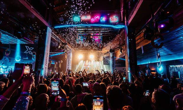 Párty v klube Happy End